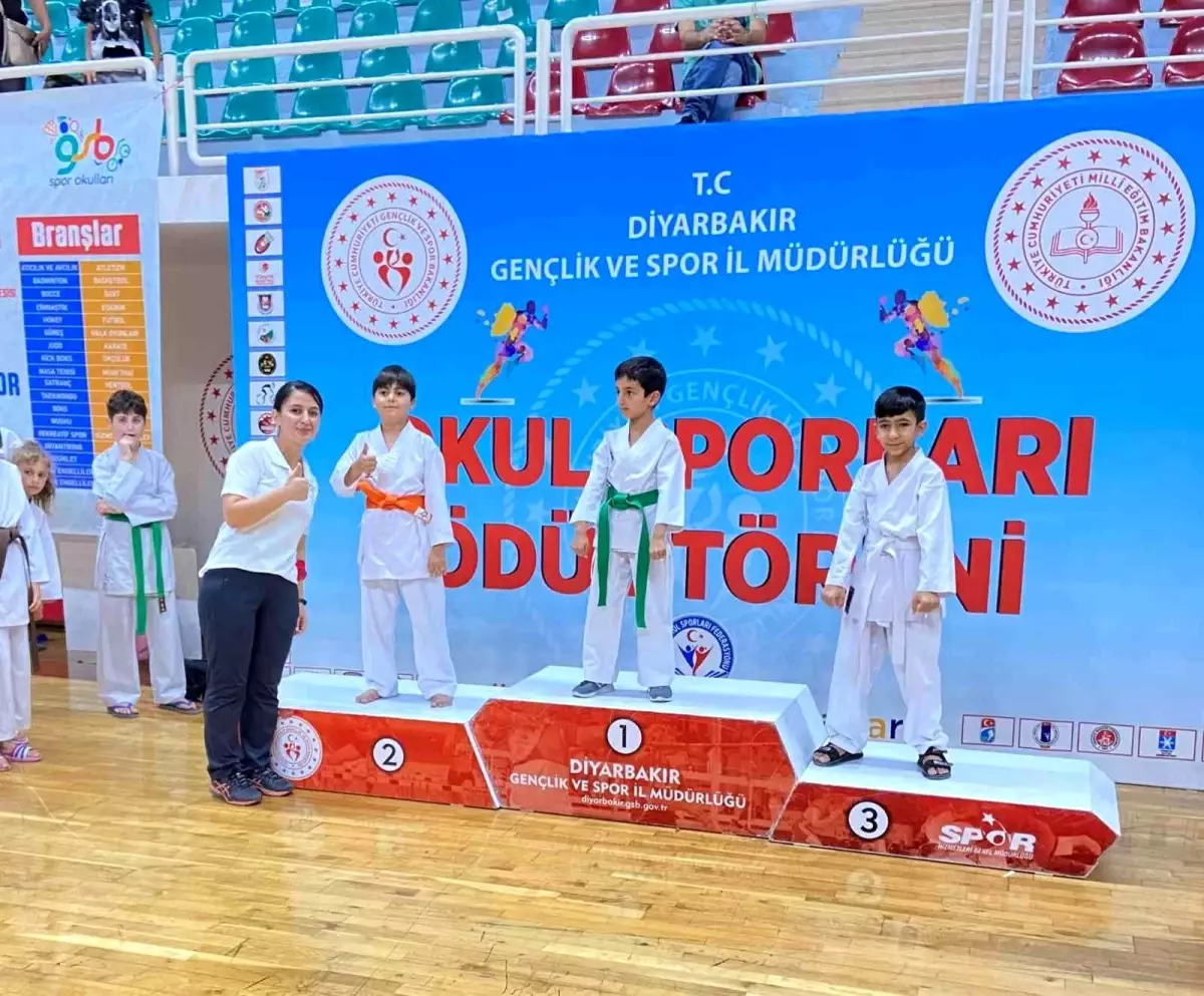 Yenişehir Belediyesi karate takımı 3 altın 4 gümüş madalya kazandı