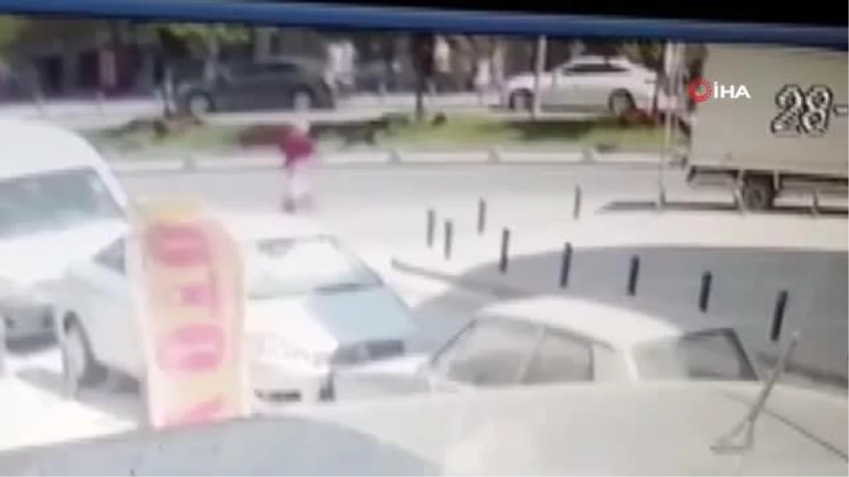 Küçükçekmece\'de yolun karşısına geçmeye çalışan kadına araç çarptı