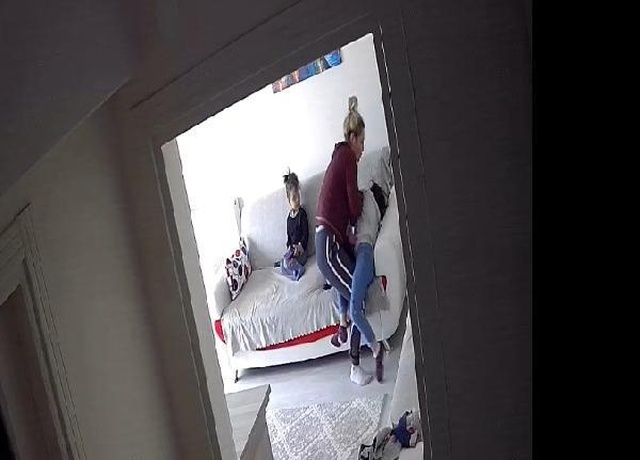 Son dakika haberi | 2 kızını dövdüğü kamerayla görüntülenen anneye gözaltı Son dakika haberi | 2 kızını dövdüğü kamerayla görüntülenen anneye gözaltı