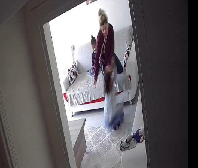 Son dakika haberi | 2 kızını dövdüğü kamerayla görüntülenen anneye gözaltı Son dakika haberi | 2 kızını dövdüğü kamerayla görüntülenen anneye gözaltı