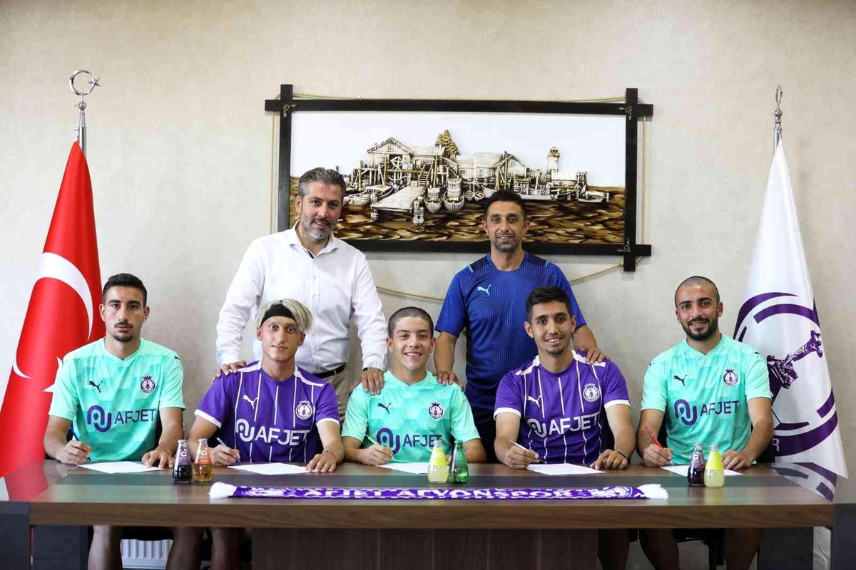 Afyonspor 5 futbolcuyla birden sözleşme imzaladı