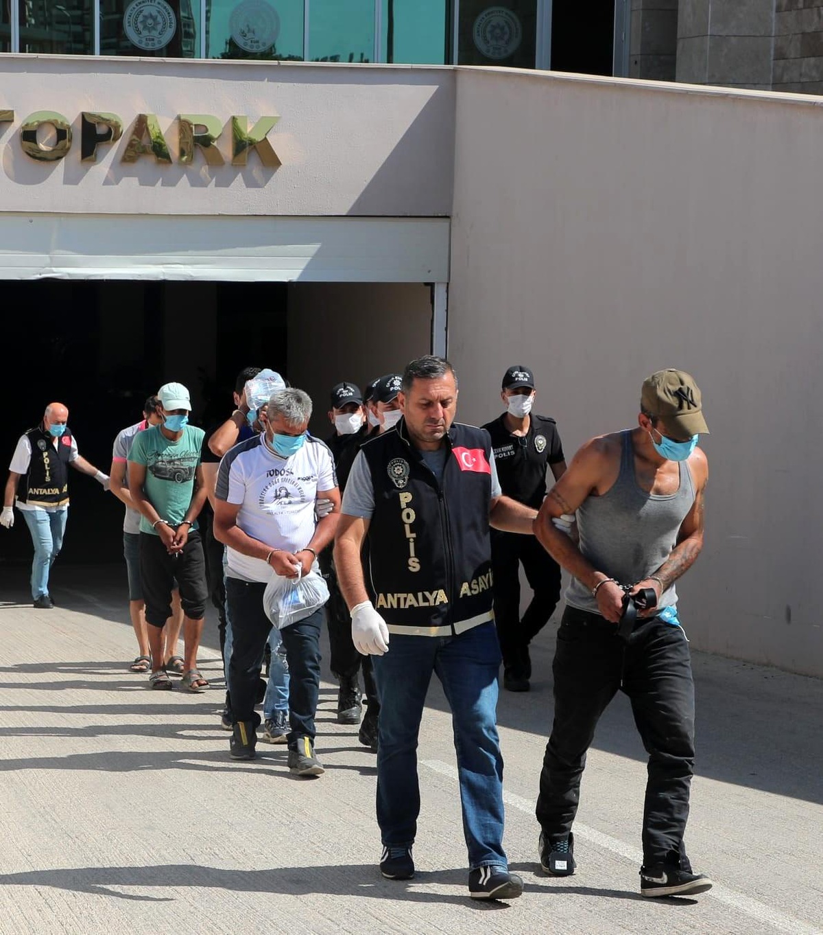 Antalya\'da eş zamanlı operasyon: Aranan 49 şahıs yakalandı