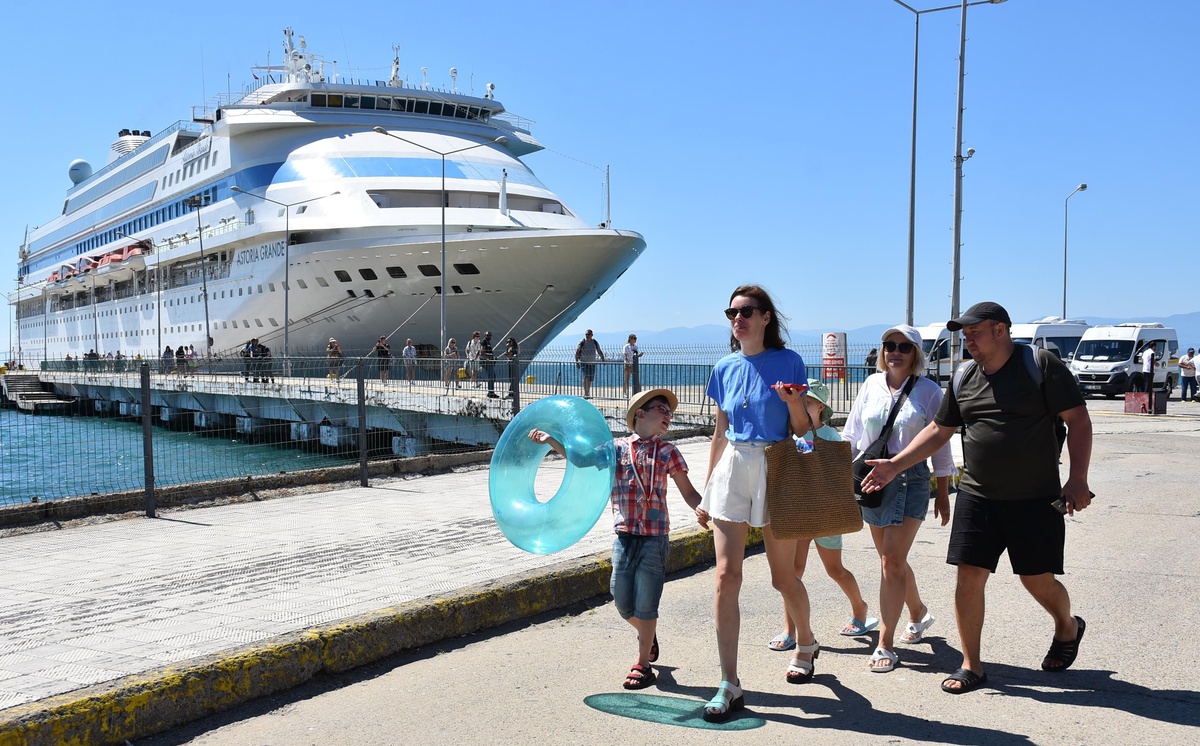 Astoria Grande kruvaziyeri 320 yolcusuyla ikinci kez Sinop\'a geldi