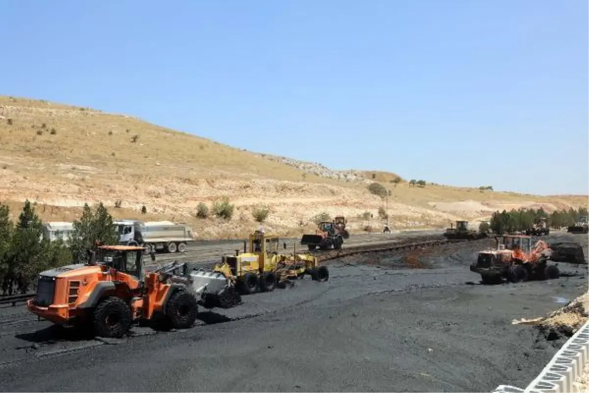 Atık havuzunun çamur deryasına dönüştürdüğü otoyol temizleniyor (2)- Yeniden