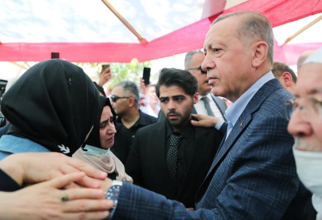 Cumhurbaşkanı Erdoğan, yakın dostunu böyle uğurladı: Hakan sen de hakkını bize helal et Cumhurbaşkanı Erdoğan, yakın dostunu böyle uğurladı: Hakan sen de hakkını bize helal et