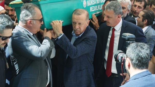 Cumhurbaşkanı Erdoğan, yakın dostunu böyle uğurladı: Hakan sen de hakkını bize helal et Cumhurbaşkanı Erdoğan, yakın dostunu böyle uğurladı: Hakan sen de hakkını bize helal et
