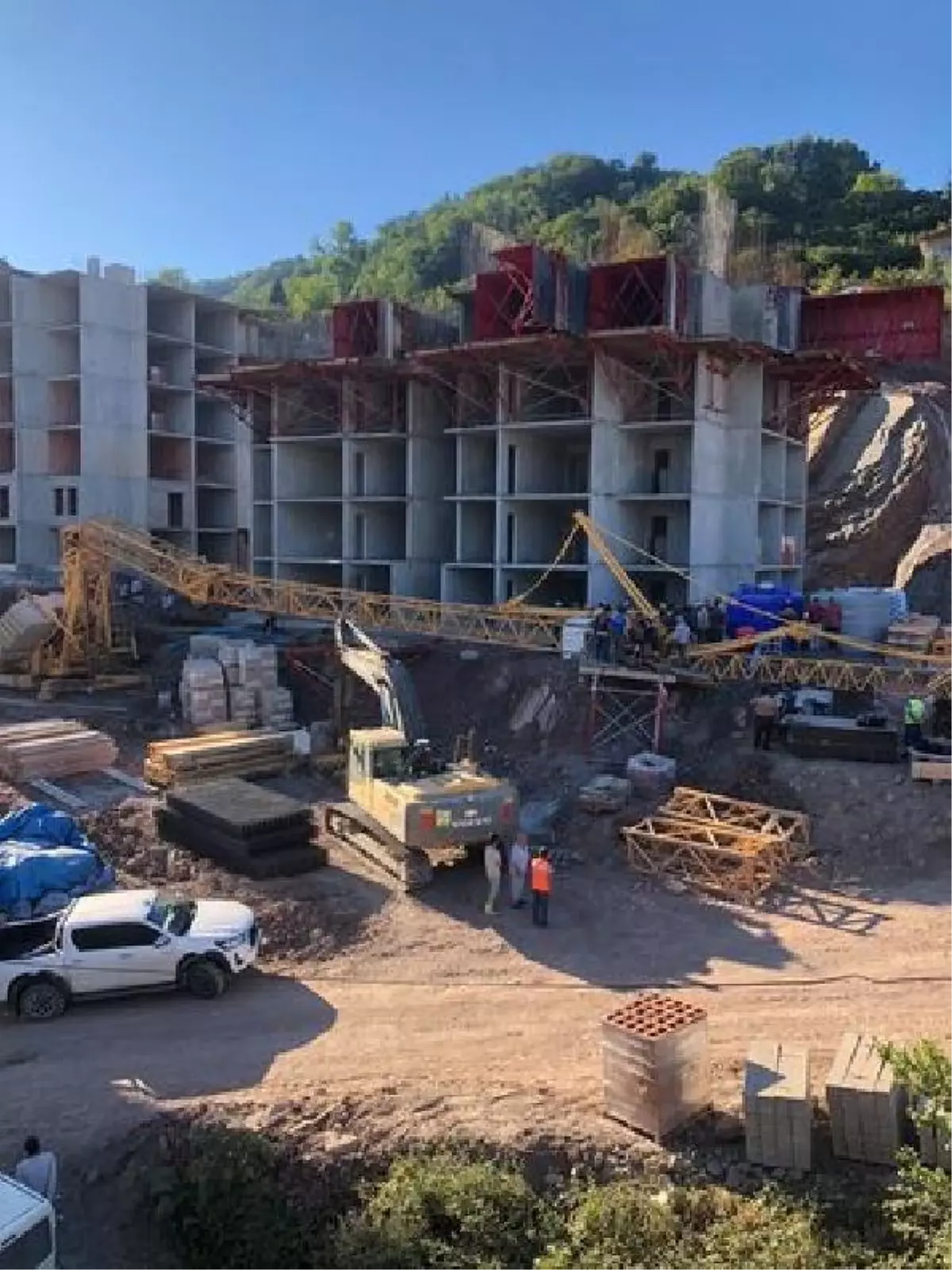 Devrilen vincin altında kalan operatör öldü