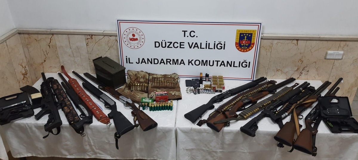 Düzce\'de 3 kişinin öldüğü silahlı saldırıyla ilgili 8 zanlı tutuklandı