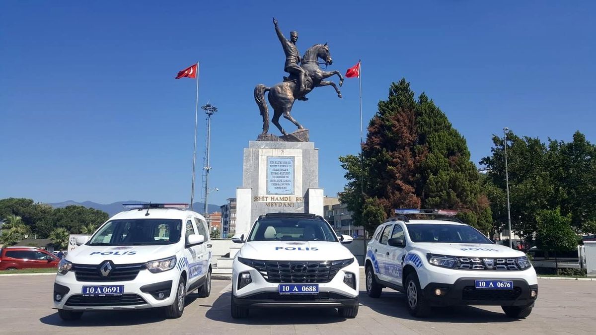 Edremit İlçe Emniyet Müdürlüğü bünyesinde üç yeni resmi araç hizmete girdi