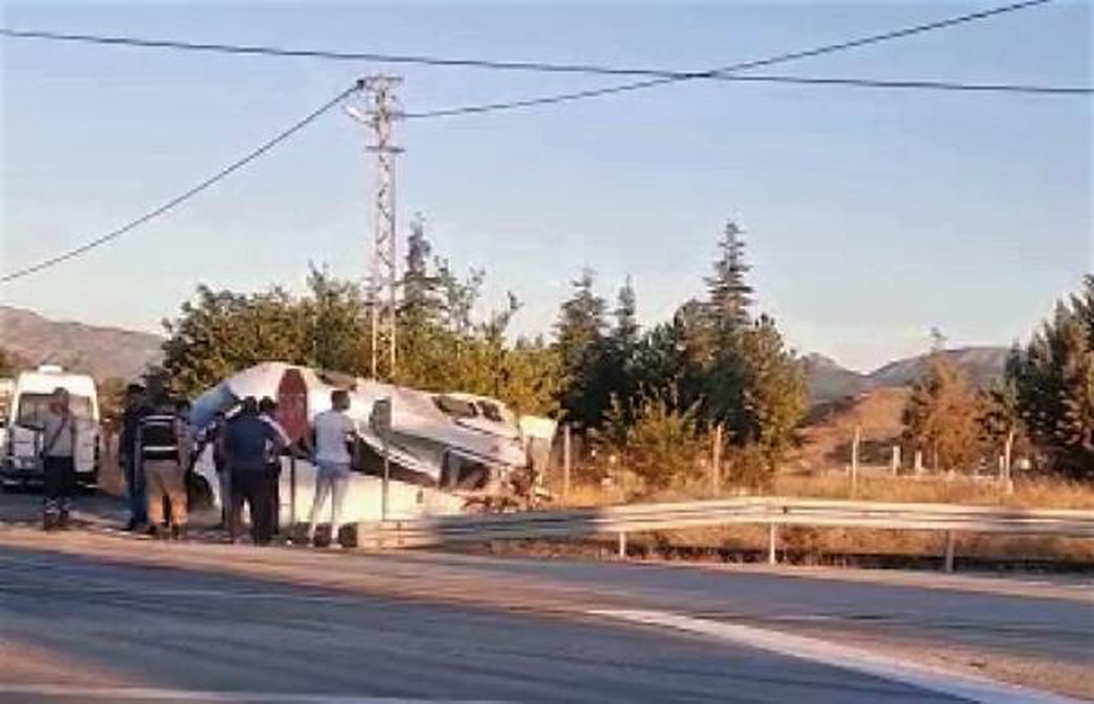 Elazığ\'da yük treni minibüse çarptı