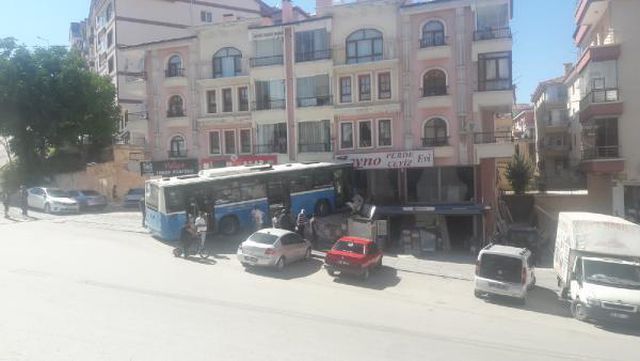 Freni boşalan halk otobüsünün şoförü, yaptığı manevra ile olası faciayı önledi Freni boşalan halk otobüsünün şoförü, yaptığı manevra ile olası faciayı önledi