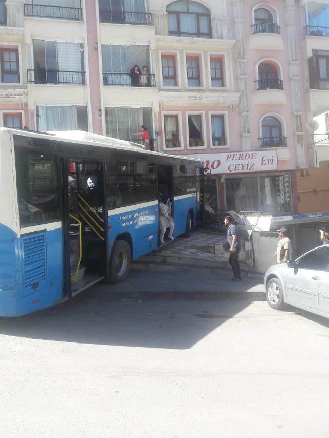 Freni boşalan halk otobüsünün şoförü, yaptığı manevra ile olası faciayı önledi Freni boşalan halk otobüsünün şoförü, yaptığı manevra ile olası faciayı önledi