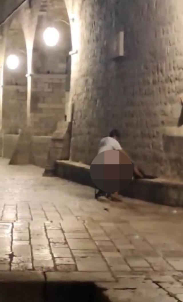 Game of Thrones'un çekildiği yerde cinsel ilişkiye girerken yakalandılar Game of Thrones'un çekildiği yerde cinsel ilişkiye girerken yakalandılar