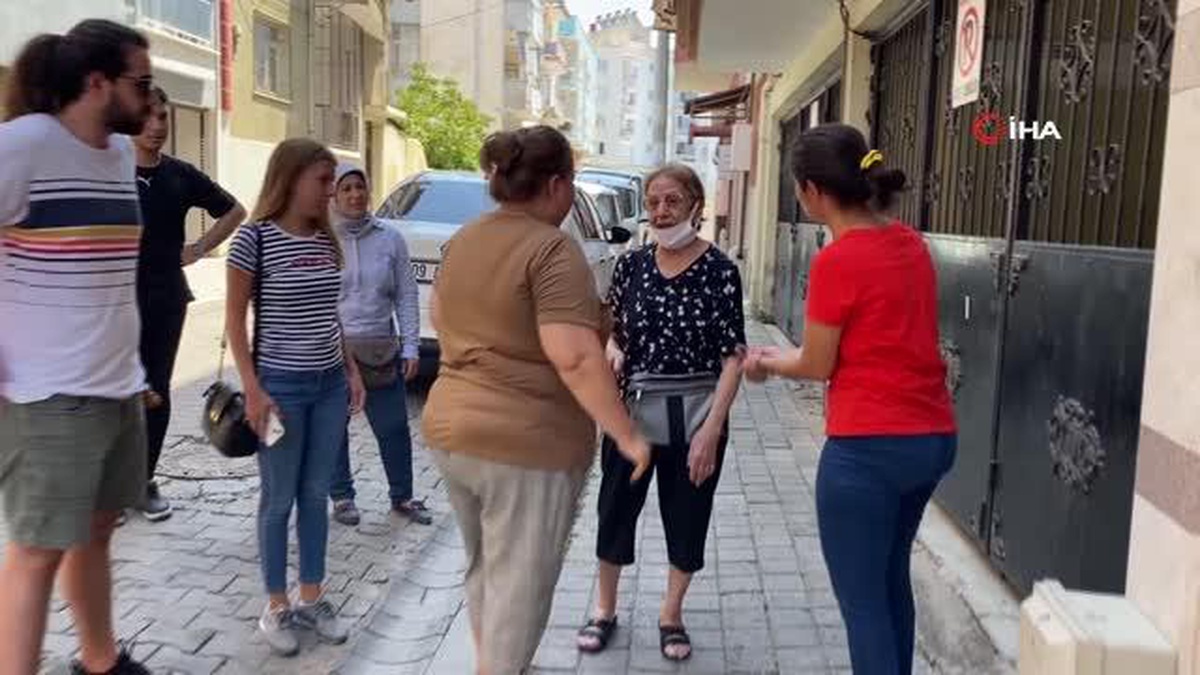 Hayatından endişe edilen kadını karşılarında gören komşuları, gözyaşlarına boğuldu