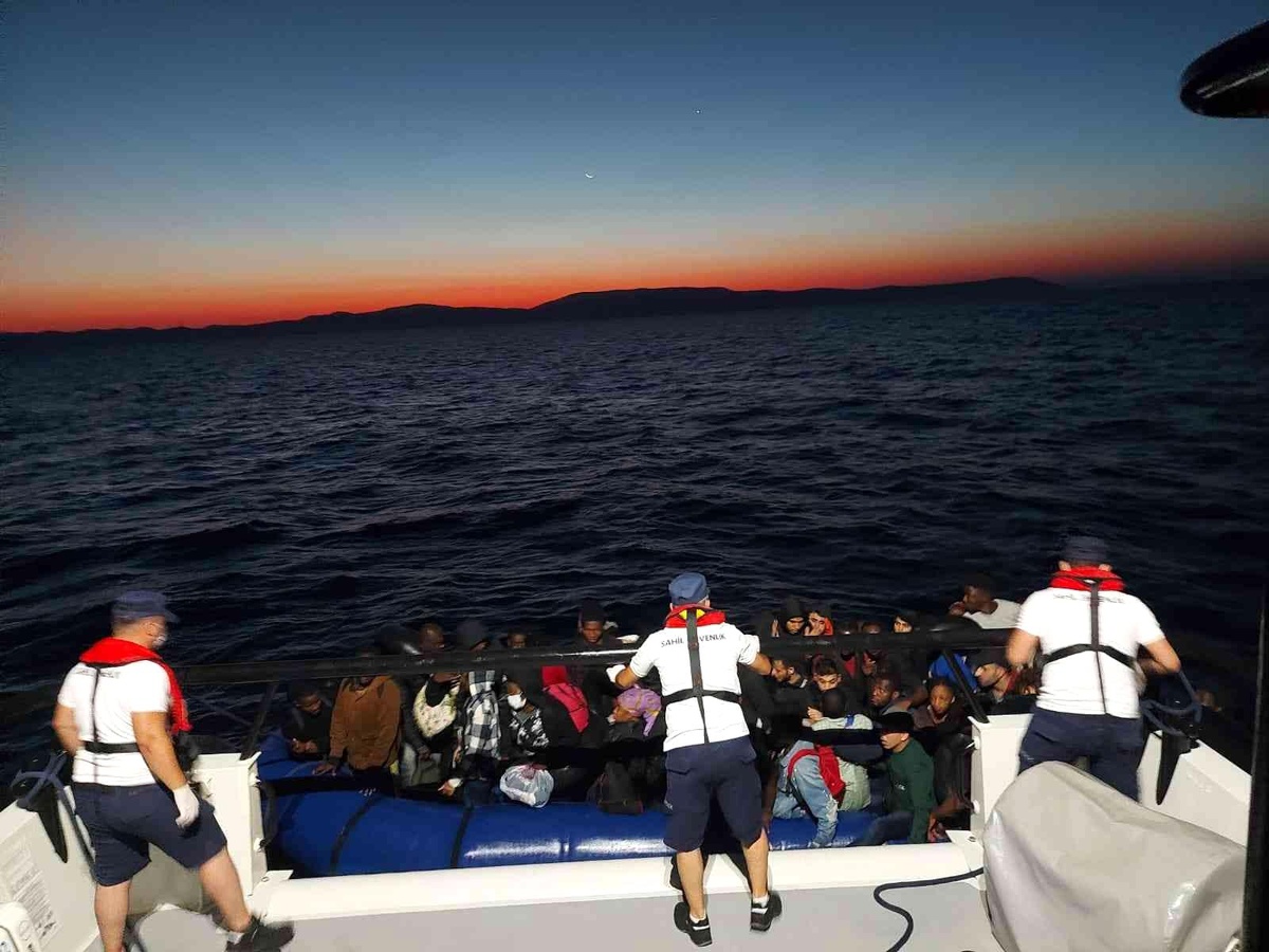 İzmir açıklarında 132 düzensiz göçmen kurtarıldı, 89 göçmen yakalandı