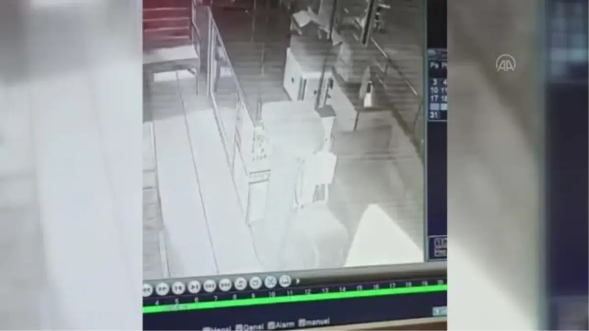 Mersin'de kafenin kasasından para çalınması güvenlik kamerasında