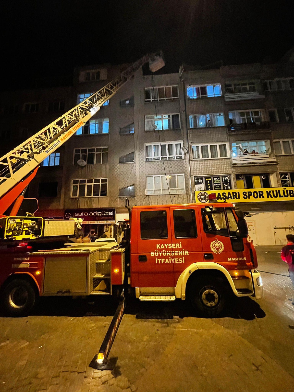 Kayseri\'de apartmanın çatısındaki yangın söndürüldü