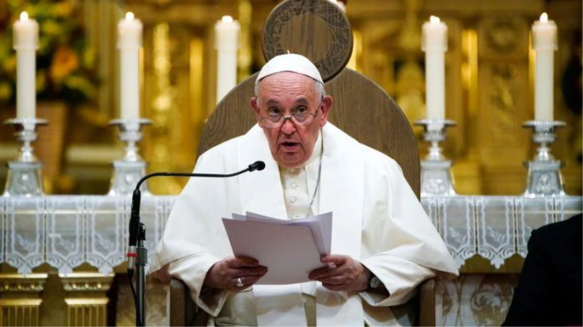 Kiliselerde tecavüze uğrayan çocuklar için yerlilerle uzlaşmaya gelmişti! Papa Franciscus Notre Dame Katedrali\'nde