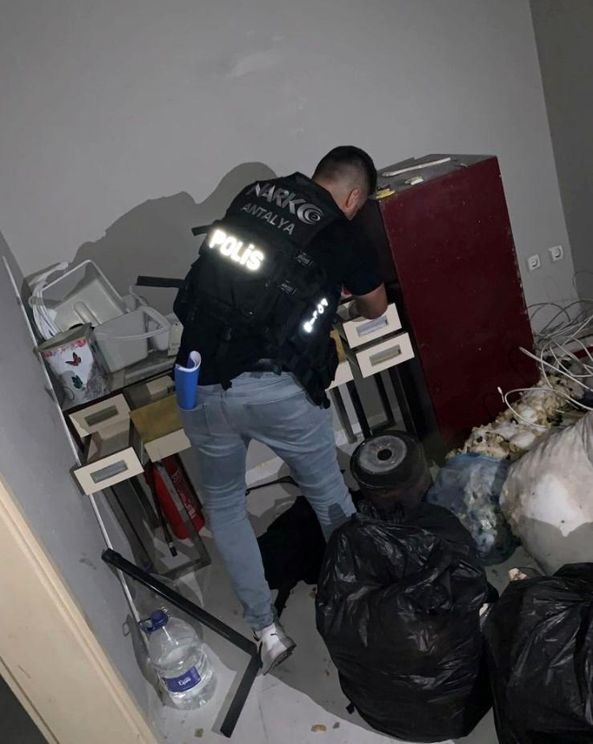 Manavgat\'ta eş zamanlı uyuşturucu operasyonu