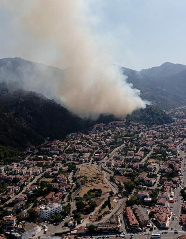Marmaris'te yerleşim yerinin yakınında orman yangını çıktı Marmaris'te yerleşim yerinin yakınında orman yangını çıktı