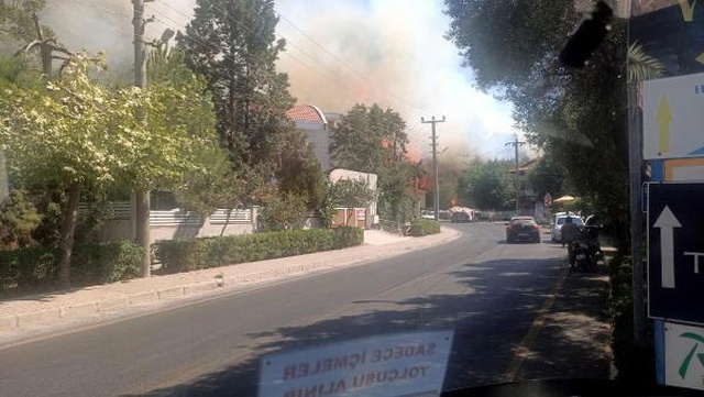 Marmaris'te yerleşim yerinin yakınında orman yangını çıktı Marmaris'te yerleşim yerinin yakınında orman yangını çıktı