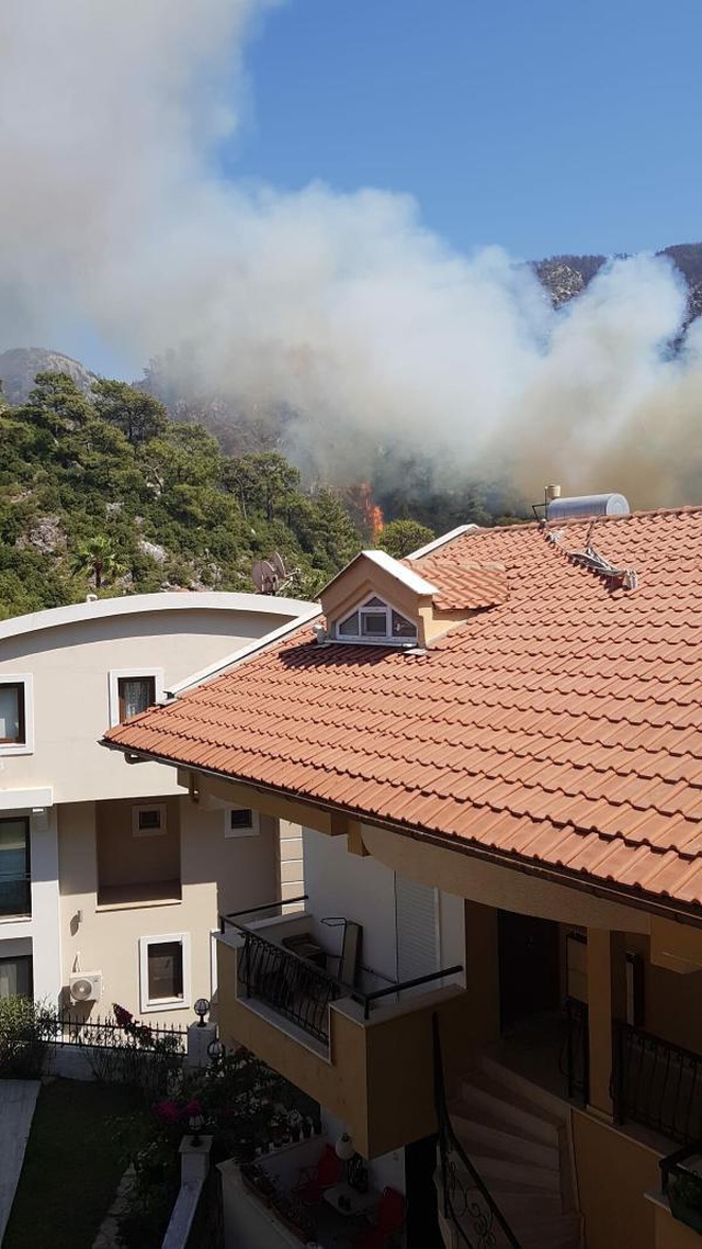 Marmaris'te yerleşim yerinin yakınında orman yangını çıktı Marmaris'te yerleşim yerinin yakınında orman yangını çıktı