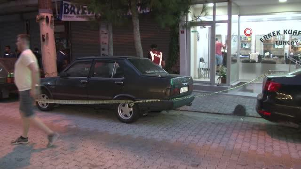 Motosikletle geldiler, kuaföre kurşun yağdırıp kaçtılar