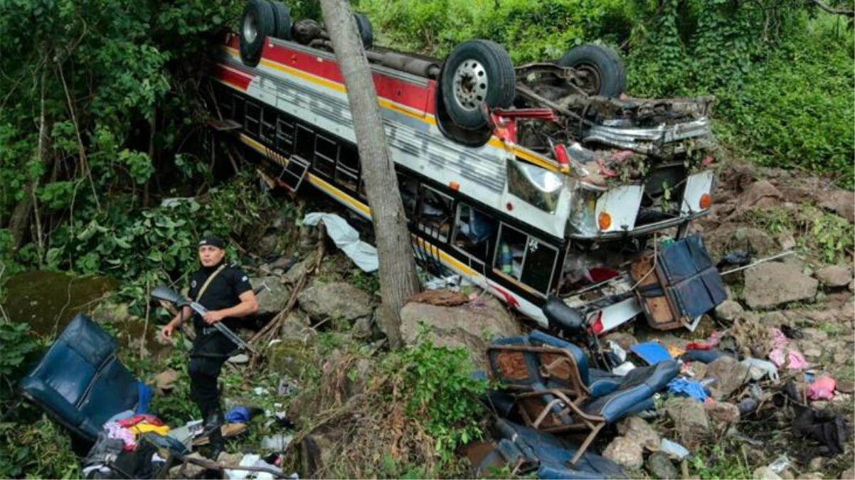 Otobüs uçuruma yuvarlandı! 16 Venezuelalı göçmen öldü