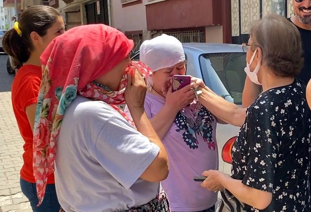 Öldü sandıkları komşuları yürüyerek çıkıp gelince hüngür hüngür ağladılar Öldü sandıkları komşuları yürüyerek çıkıp gelince hüngür hüngür ağladılar