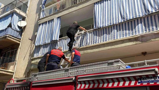 Öldü sandıkları komşuları yürüyerek çıkıp gelince hüngür hüngür ağladılar Öldü sandıkları komşuları yürüyerek çıkıp gelince hüngür hüngür ağladılar
