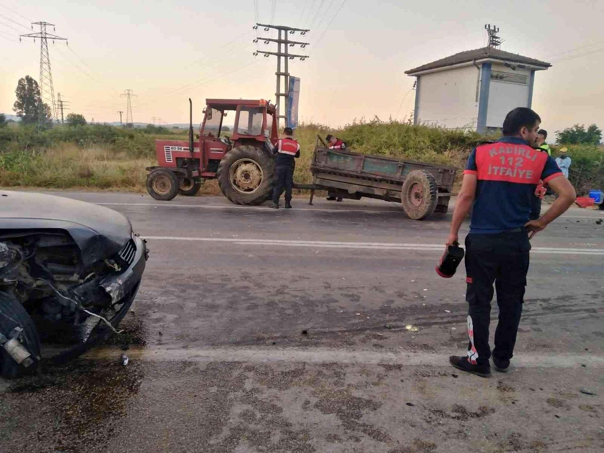 Osmaniye\'de traktör römorkuna çarpan otomobildeki 2 kişi yaralandı