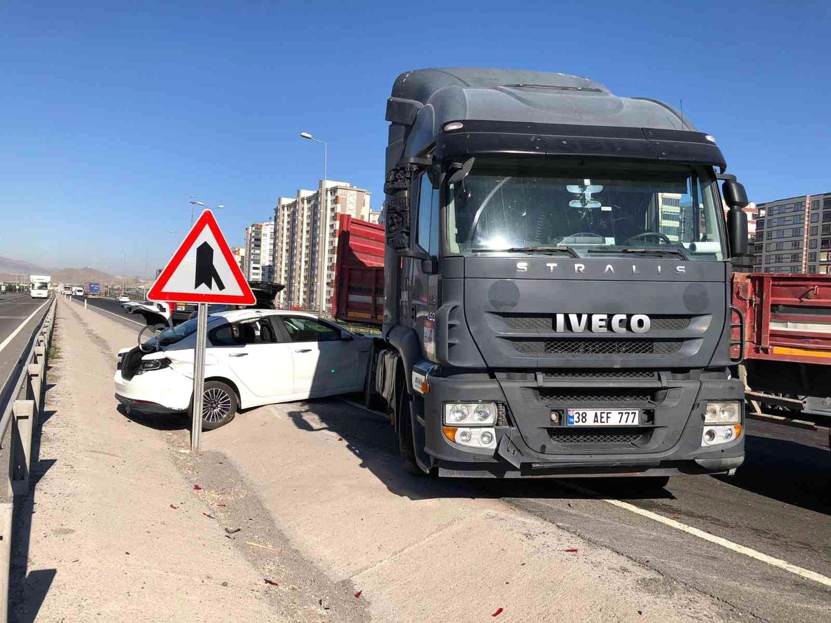 Otomobile çarpan tır makasladı: 2 yaralı