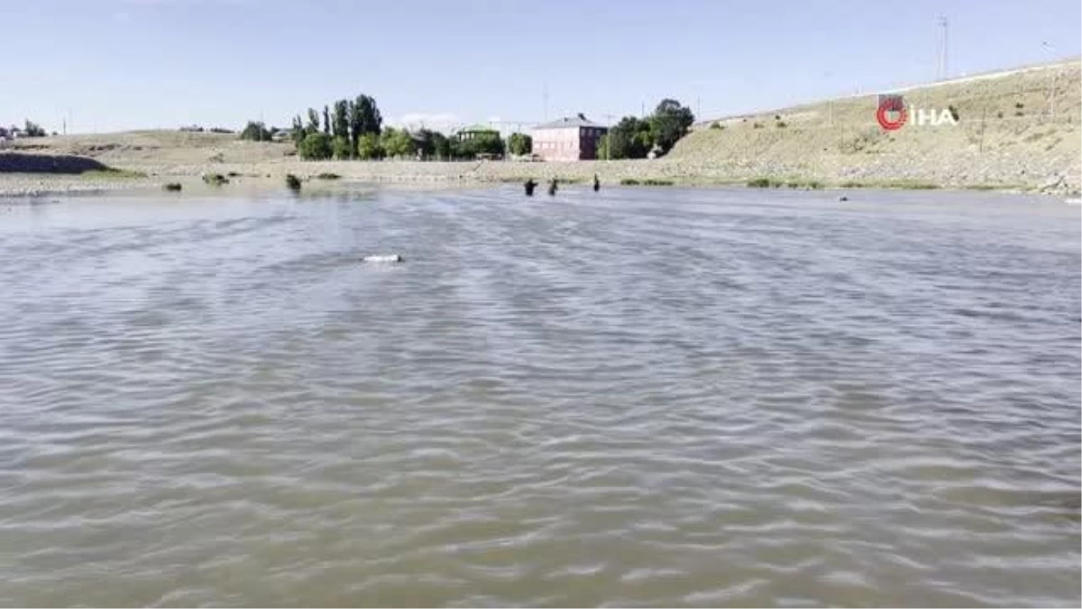 Sıcaktan bunalan vatandaşlar nehre girerek hem serinledi hem de balık tuttu