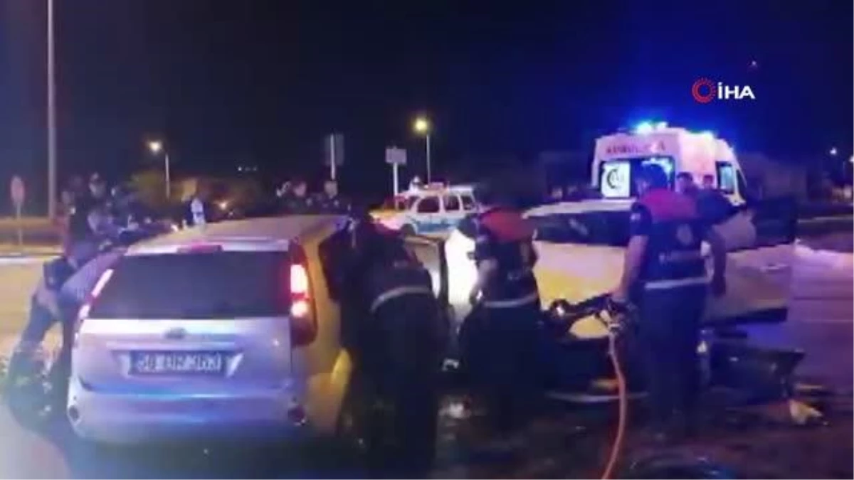 Sivas\'ta iki otomobil çarpıştı: 8 yaralı