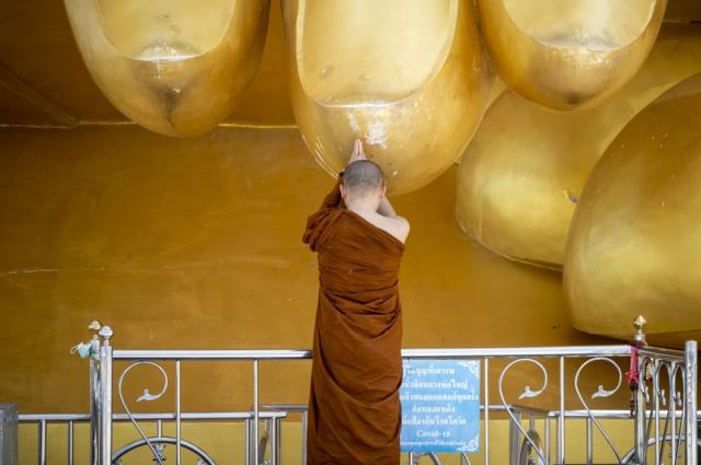 Tayland, en büyük Buda heykeliyle turistlerin ilgisini çekiyor