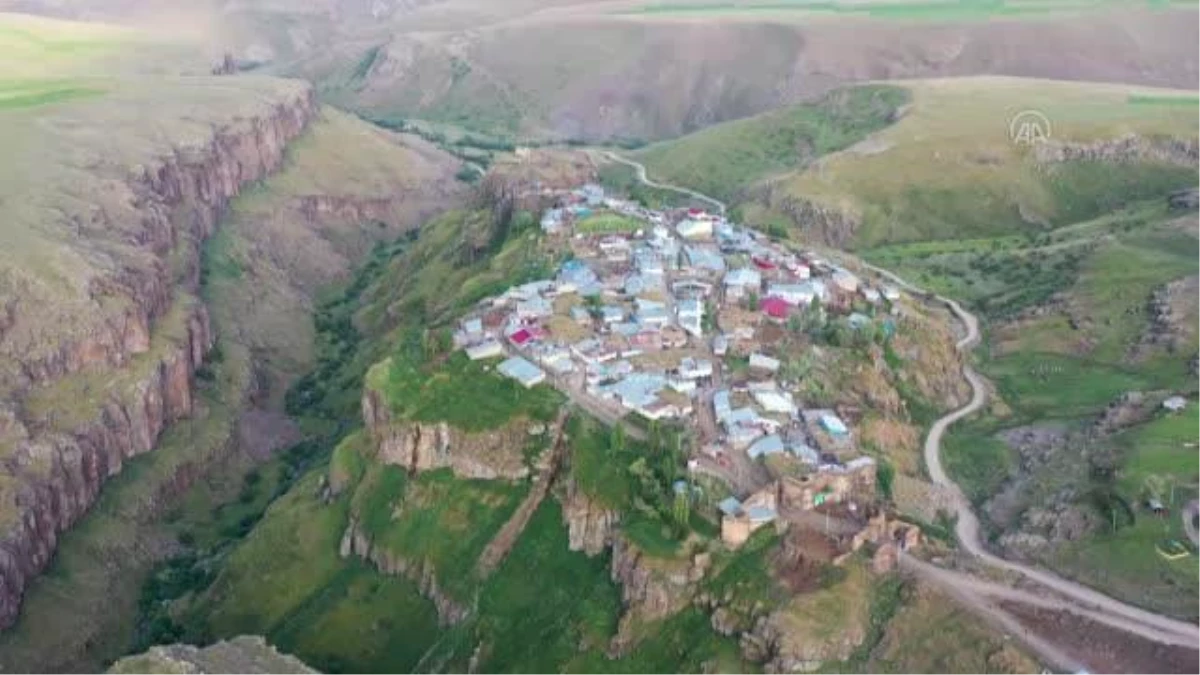Kars\'ın Tunçkaya köylüleri yaşamlarını Keçivan Kalesi\'nde sürdürüyor