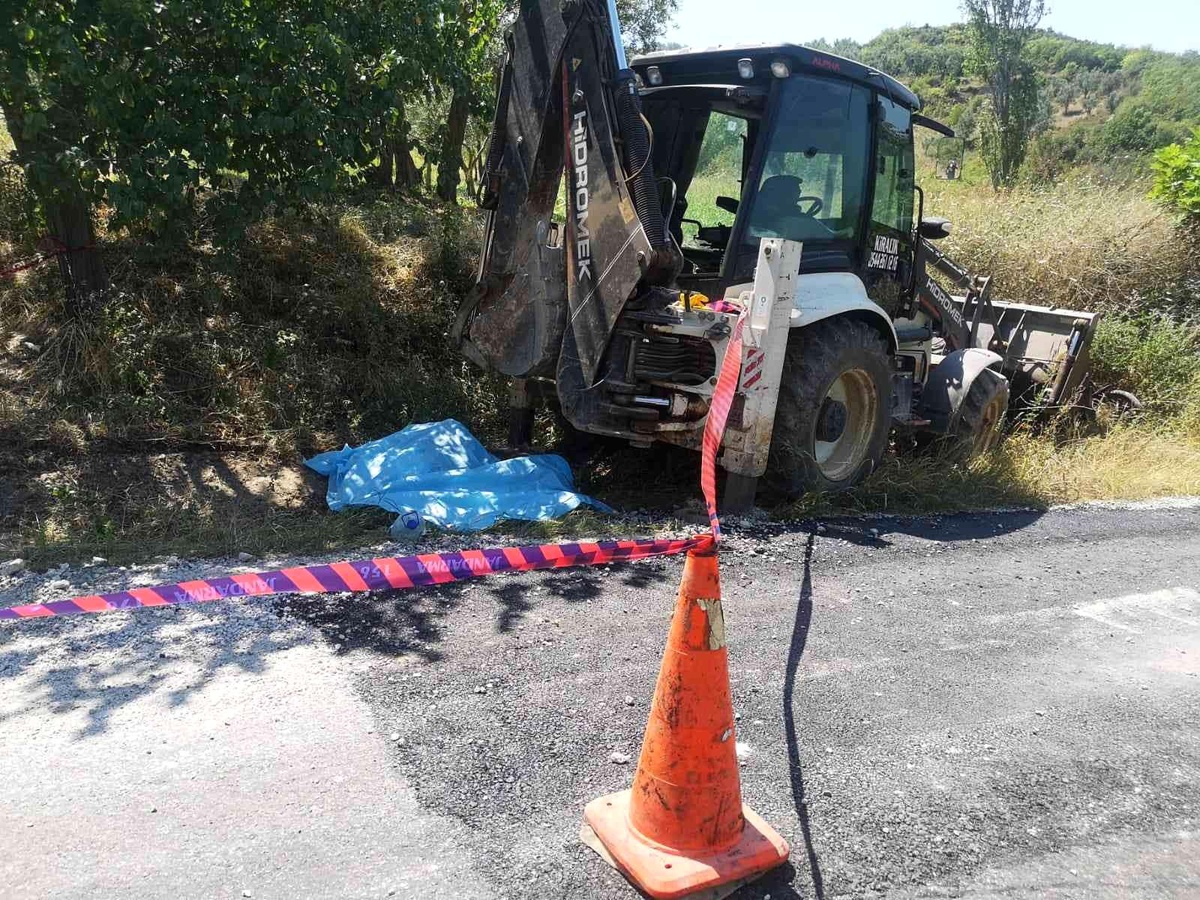 Yol çalışmasını izleyen şahıs iş makinesinin altında kalarak hayatını kaybetti