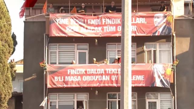 6'lı masayı hedef alan pankart Erdoğan'ı mest etti: Benim Ordulum böyle haddini bildirir 6'lı masayı hedef alan pankart Erdoğan'ı mest etti: Benim Ordulum böyle haddini bildirir