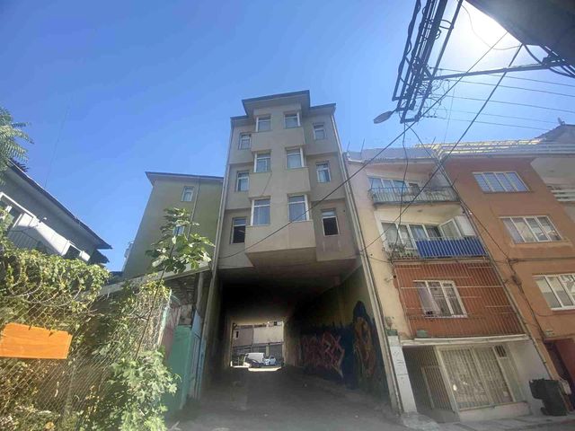 Altından yol geçen apartman! Görenler kapının nerede olduğunu anlamaya çalışıyor Altından yol geçen apartman! Görenler kapının nerede olduğunu anlamaya çalışıyor