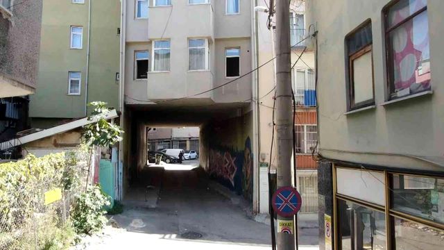 Altından yol geçen apartman! Görenler kapının nerede olduğunu anlamaya çalışıyor Altından yol geçen apartman! Görenler kapının nerede olduğunu anlamaya çalışıyor