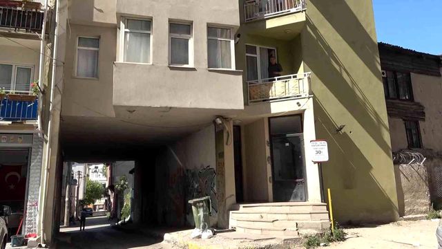 Altından yol geçen apartman! Görenler kapının nerede olduğunu anlamaya çalışıyor Altından yol geçen apartman! Görenler kapının nerede olduğunu anlamaya çalışıyor