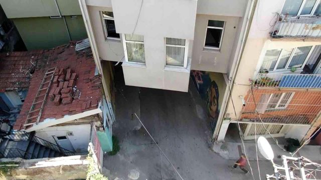 Altından yol geçen apartman! Görenler kapının nerede olduğunu anlamaya çalışıyor Altından yol geçen apartman! Görenler kapının nerede olduğunu anlamaya çalışıyor