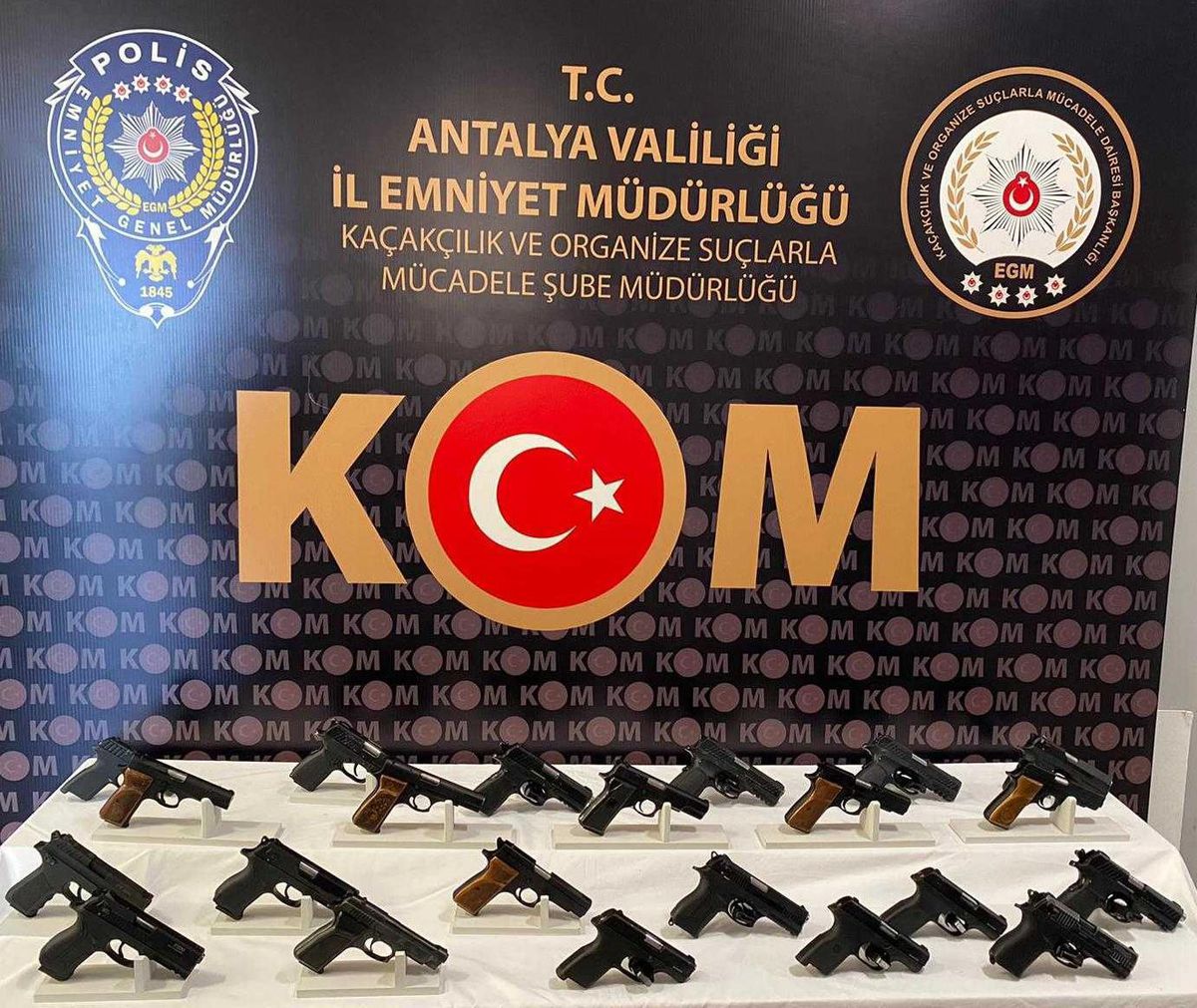 Antalya\'da yasa dışı silah ticareti operasyonunda yakalanan 3 şüpheli tutuklandı
