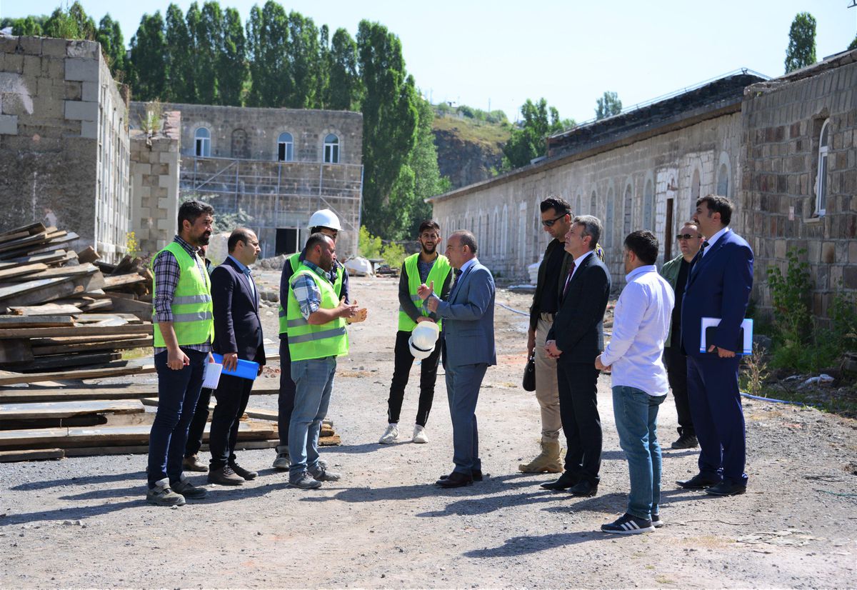 Ardahan\'da inşaatı devam eden Millet Bahçesi tarihi kale ve Kura Nehri ile bütünleşecek