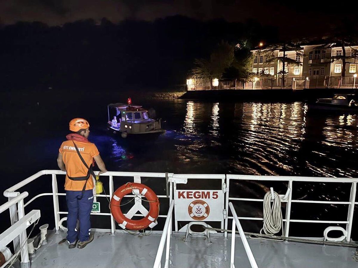 Beykoz önlerinde arızalanan tekne kurtarıldı