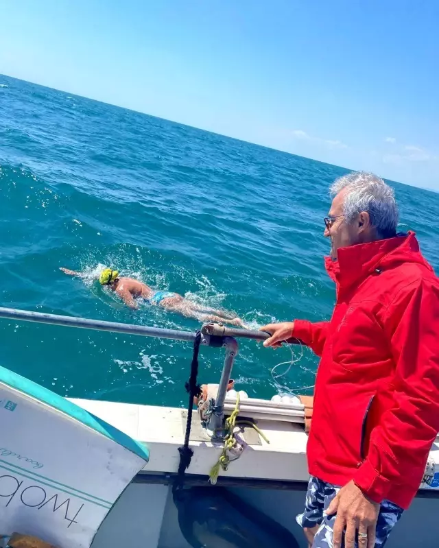 Bodrumlu Aysu, Manş Denizi'ni geçen en genç Türk yüzücü oldu