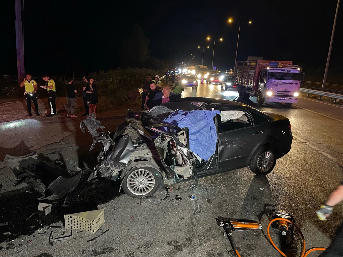 Bursa\'da tırla çarpışan otomobildeki baba ve oğlu öldü, 2 kişi yaralandı