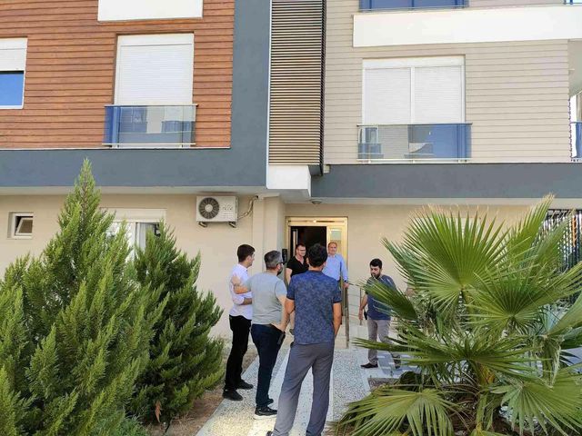 Pis kokular gelen daireye ceset bulmak için girdiler, gerçek başka çıktı