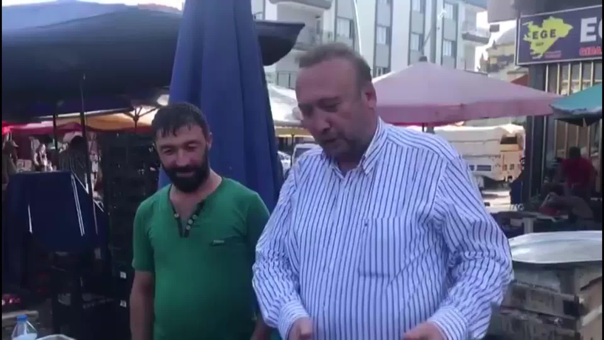 CHP\'li Yalım\'a Sorunlarını Anlatan Yurttaş Gözyaşlarını Tutamadı: "Türkiye Elden Gitti"