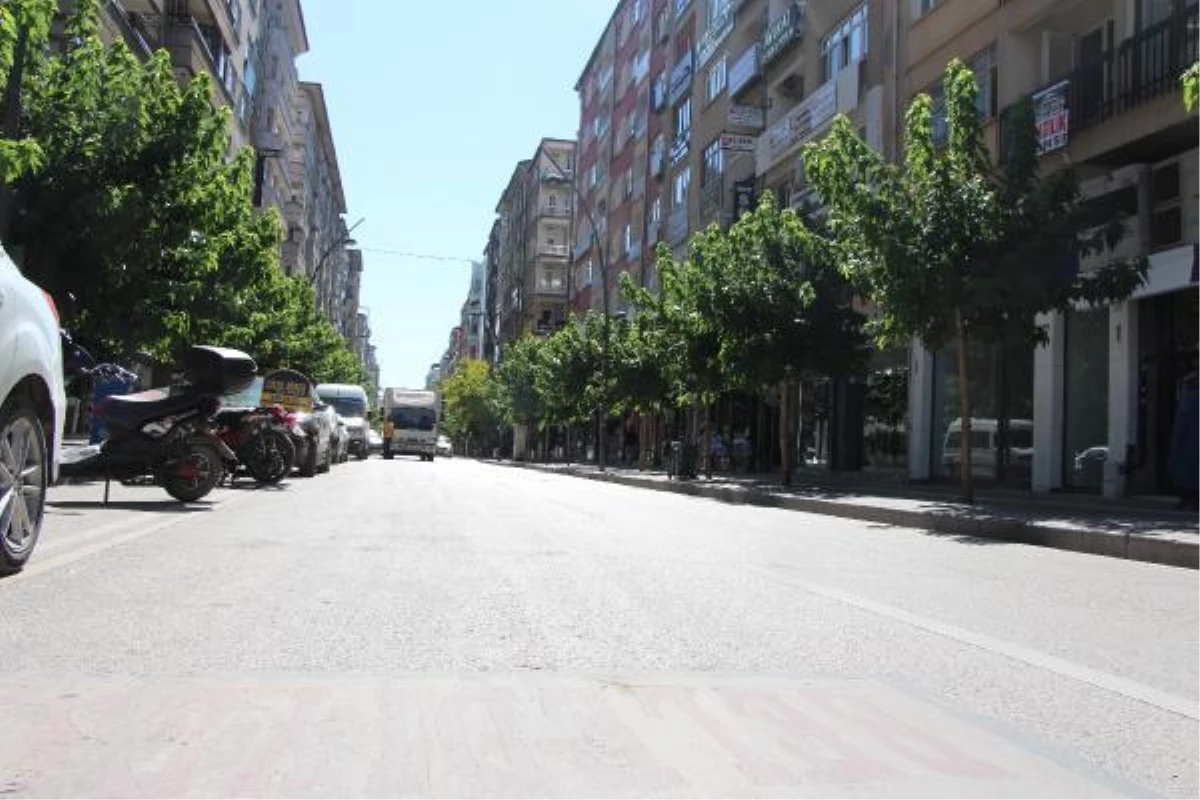 Elazığ\'da hava sıcaklığı 39 dereceyi gördü, cadde ve sokaklar boş kaldı